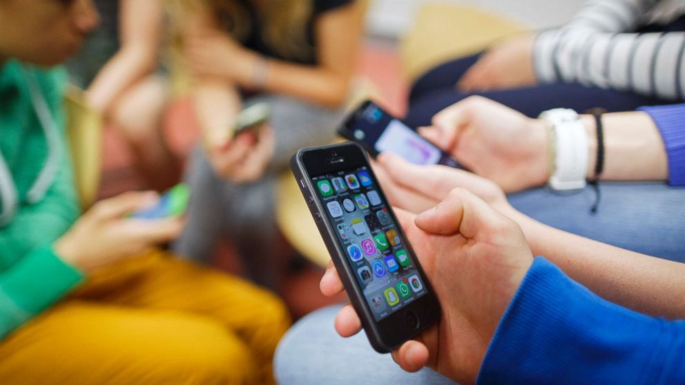 Απαγορεύονται τα κινητά τηλέφωνα στα Ελληνικά σχολεία